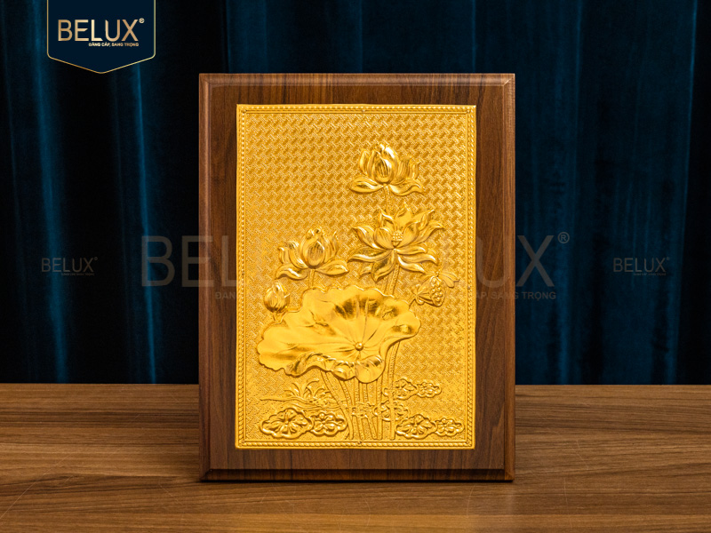 Tranh hoa sen bằng đồng mạ vàng 24k 31x24cm